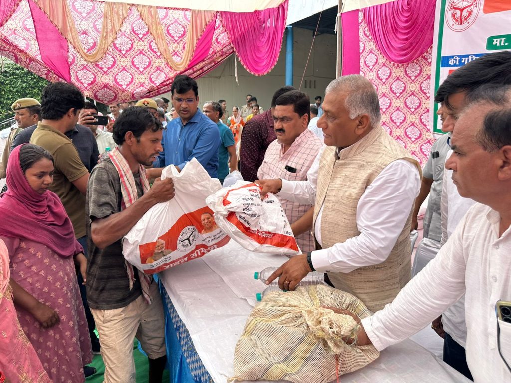 हिंडन नदी की बाढ़ से प्रभावित क्षेत्रवासियों से मिले "जनरल डॉ. वी.के. सिंह" राहत व बचाव कार्यों का लिया जायजा 2 111 80