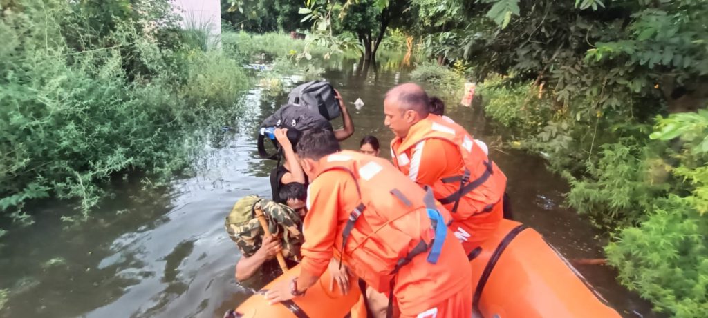 Flash Floods Ravage Ghaziabad: NDRF Conducts Evacuations 4 114 24