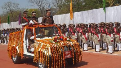 मेरठ : कोतवाल धनसिंह गूर्जर पुलिस ट्रेनिंग स्कूल मे पासिंग आउट परेड का निरिक्षण करते एडीजी डीके ठाकुर 14 111 83