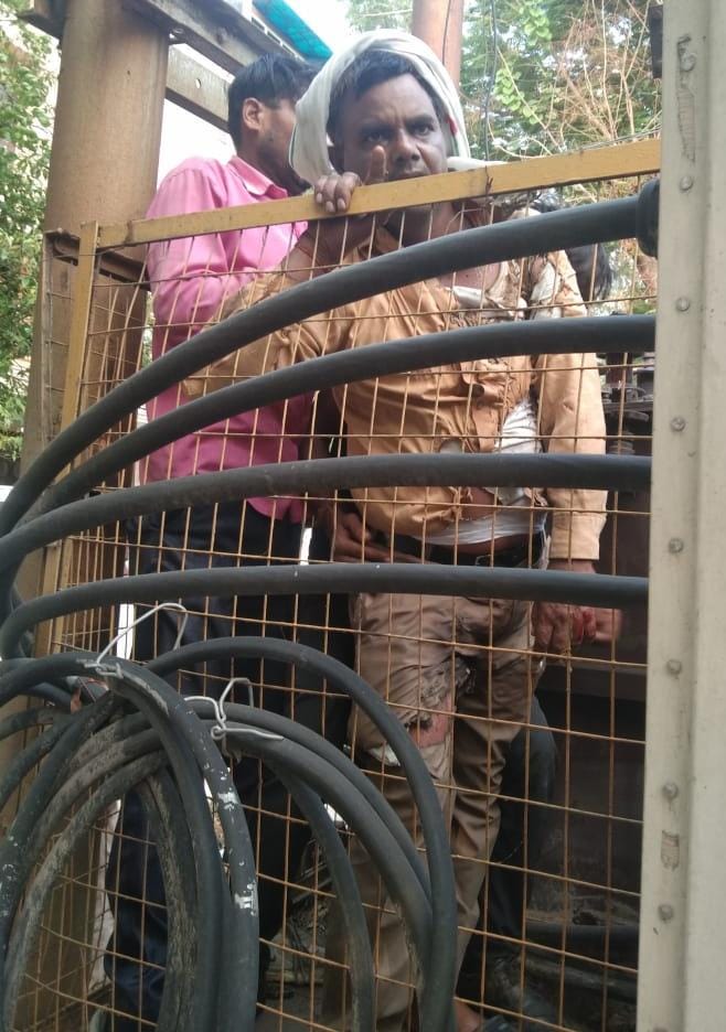 मेरठ: साकेत सिविल लाइन में हादसा, लाइनमैन गंभीर रूप से झुलसा 2 111 99