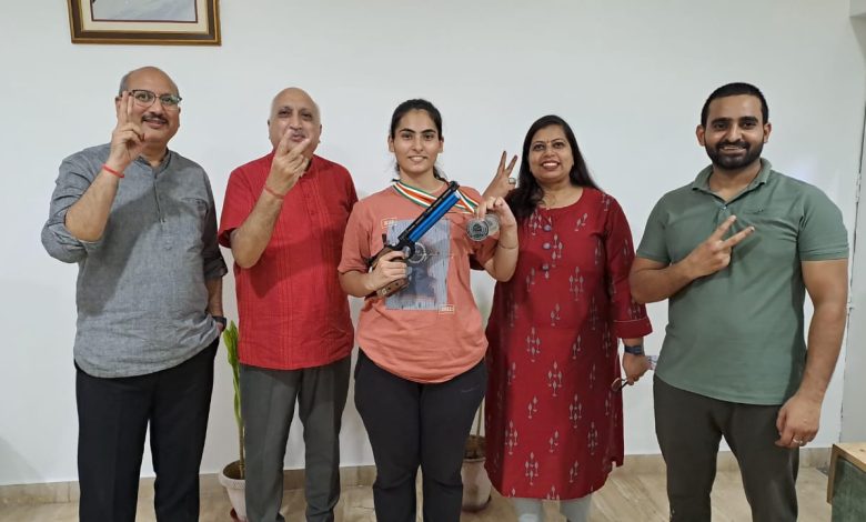 उधार की पिस्टल से गाजियाबाद की बेटी ने दिल्ली स्टेट शूटिंग चैंपियनशिप में जीते मेडल 1 111 75